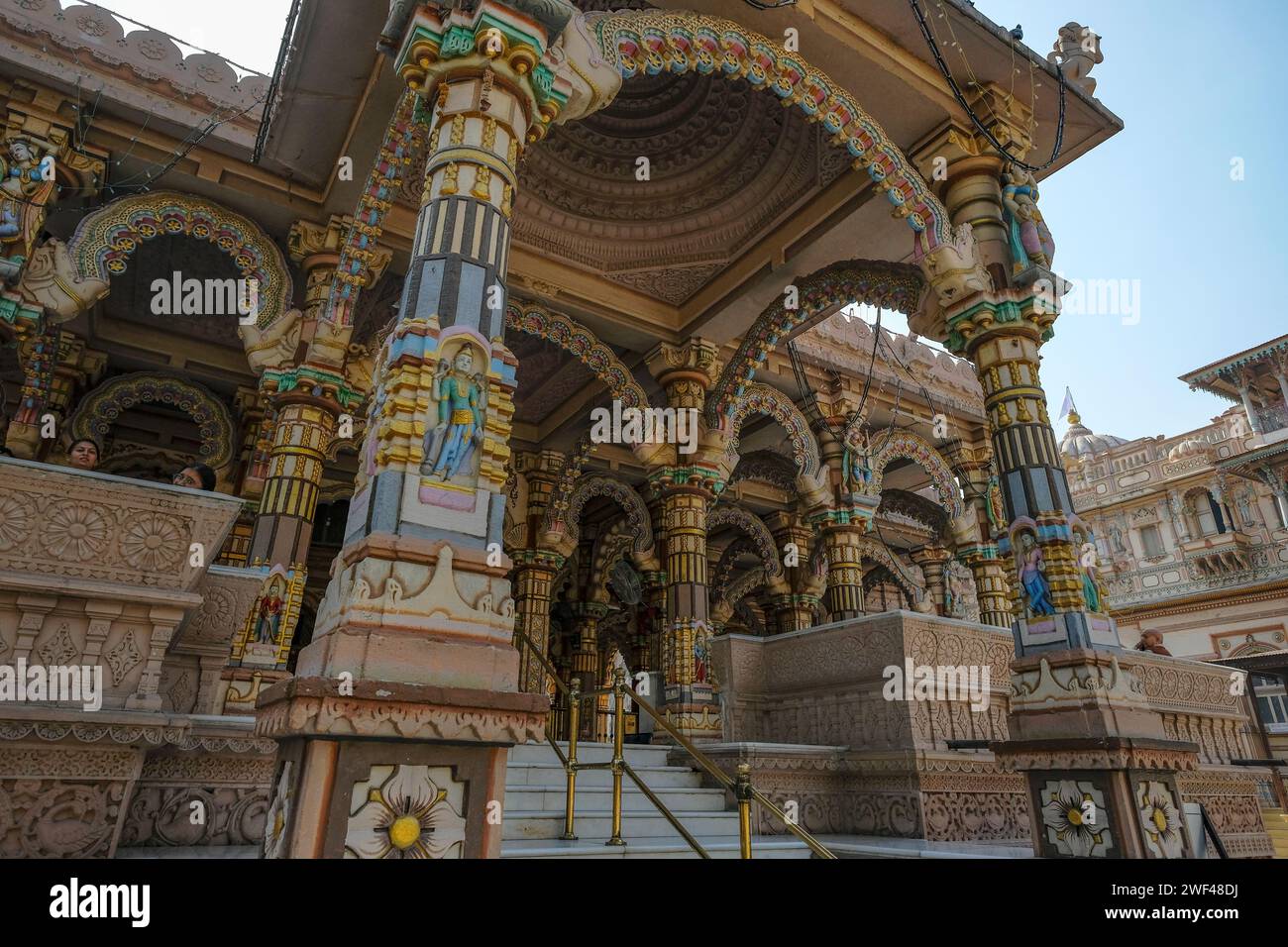 Ahmedabad, Indien - 12. Januar 2024: Blick auf den Swaminaraya-Tempel in Ahmedabad, Indien. Stockfoto