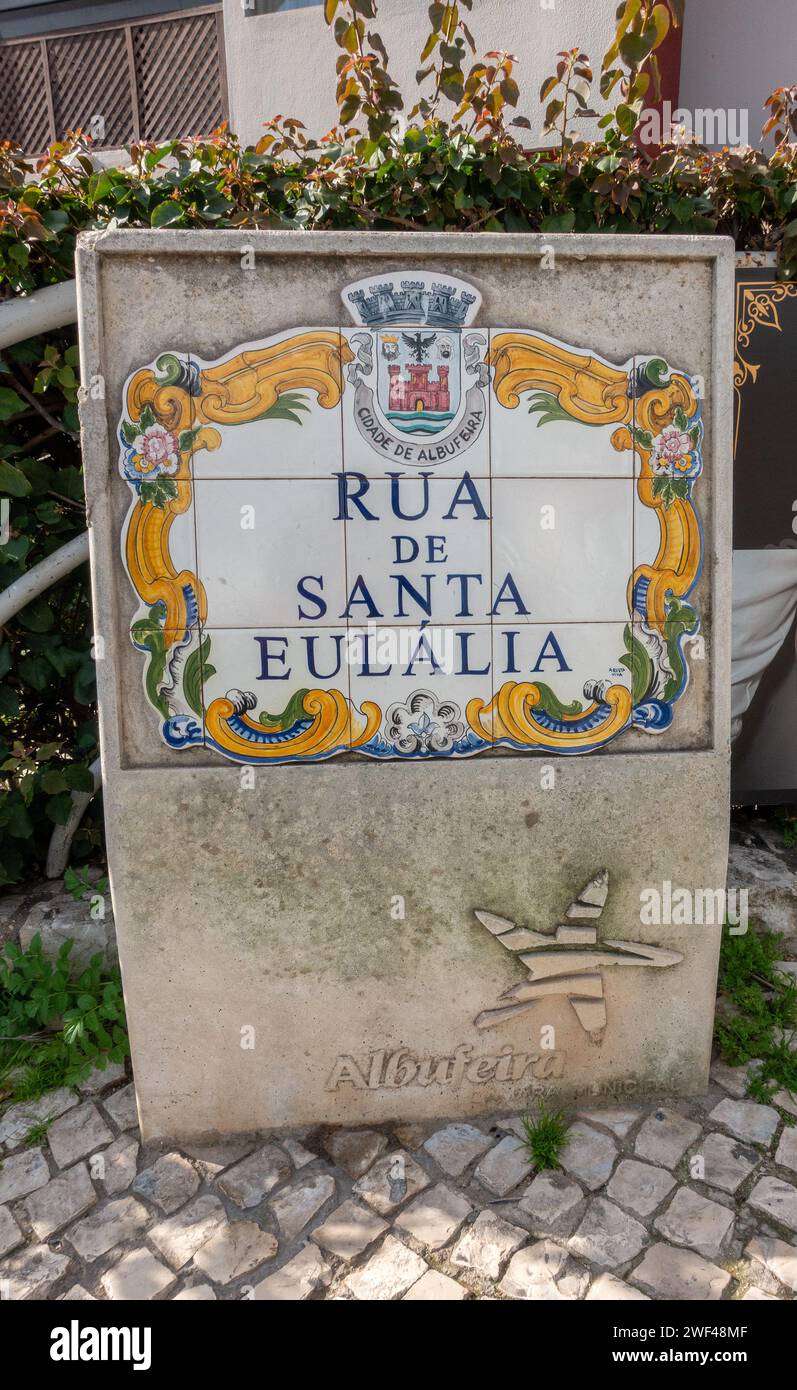 Rua De Santa Eulalia Albufeira Ceramic Street Sign Albufeira Portugal, 27. Januar 2024 Stockfoto