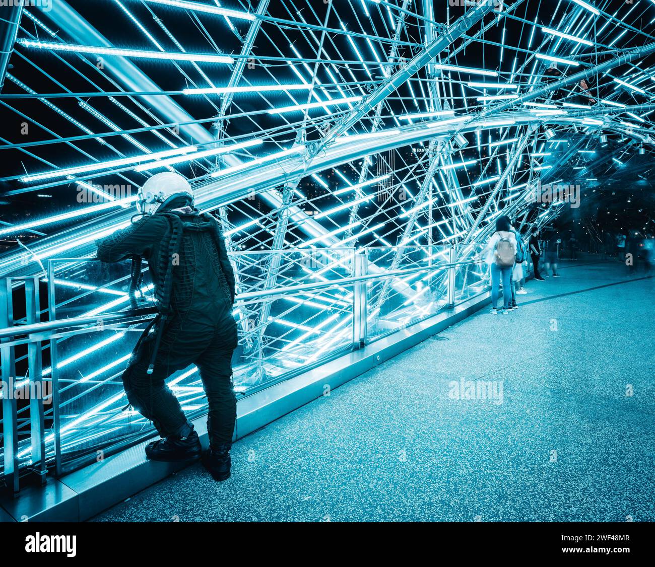 Futuristische Beleuchtung: Aufnahme der dynamischen Helixbrücke in Singapur Stockfoto