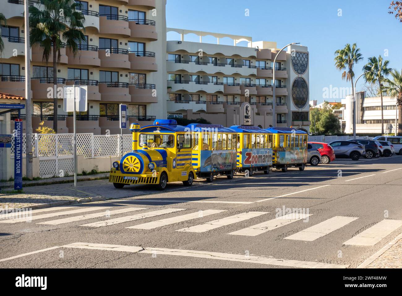 Albufeira Hop-On-Hop-Off-Touristenzug Trusitrem 27. Januar 2024 Stockfoto