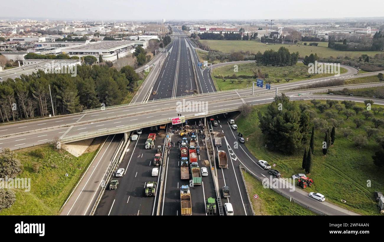 Nimes, Frankreich. Januar 2024. © PHOTOPQR/LE MIDI LIBRE/Mikael ANISSET - NIMES 28/01/2024 MANIFESTATION DES AGRICULTEURS/SUR LE BARRAGE DE L'AUTOROUTE A9 französischer Bauernprotest Fortsetzung Frankreich 28. Januar 2024 Credit: MAXPPP/Alamy Live News Stockfoto