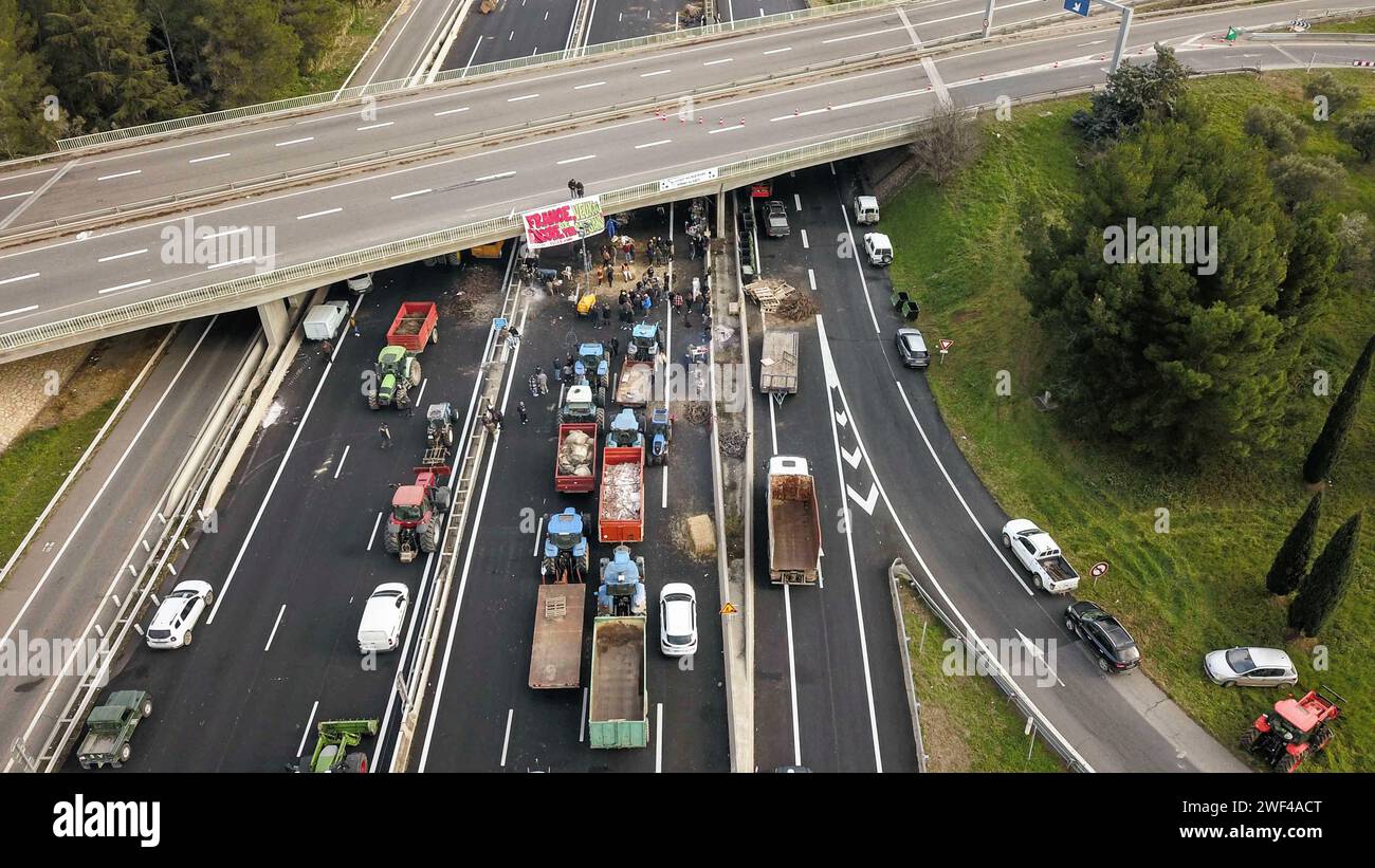 Nimes, Frankreich. Januar 2024. © PHOTOPQR/LE MIDI LIBRE/Mikael ANISSET - NIMES 28/01/2024 MANIFESTATION DES AGRICULTEURS/SUR LE BARRAGE DE L'AUTOROUTE A9 französischer Bauernprotest Fortsetzung Frankreich 28. Januar 2024 Credit: MAXPPP/Alamy Live News Stockfoto