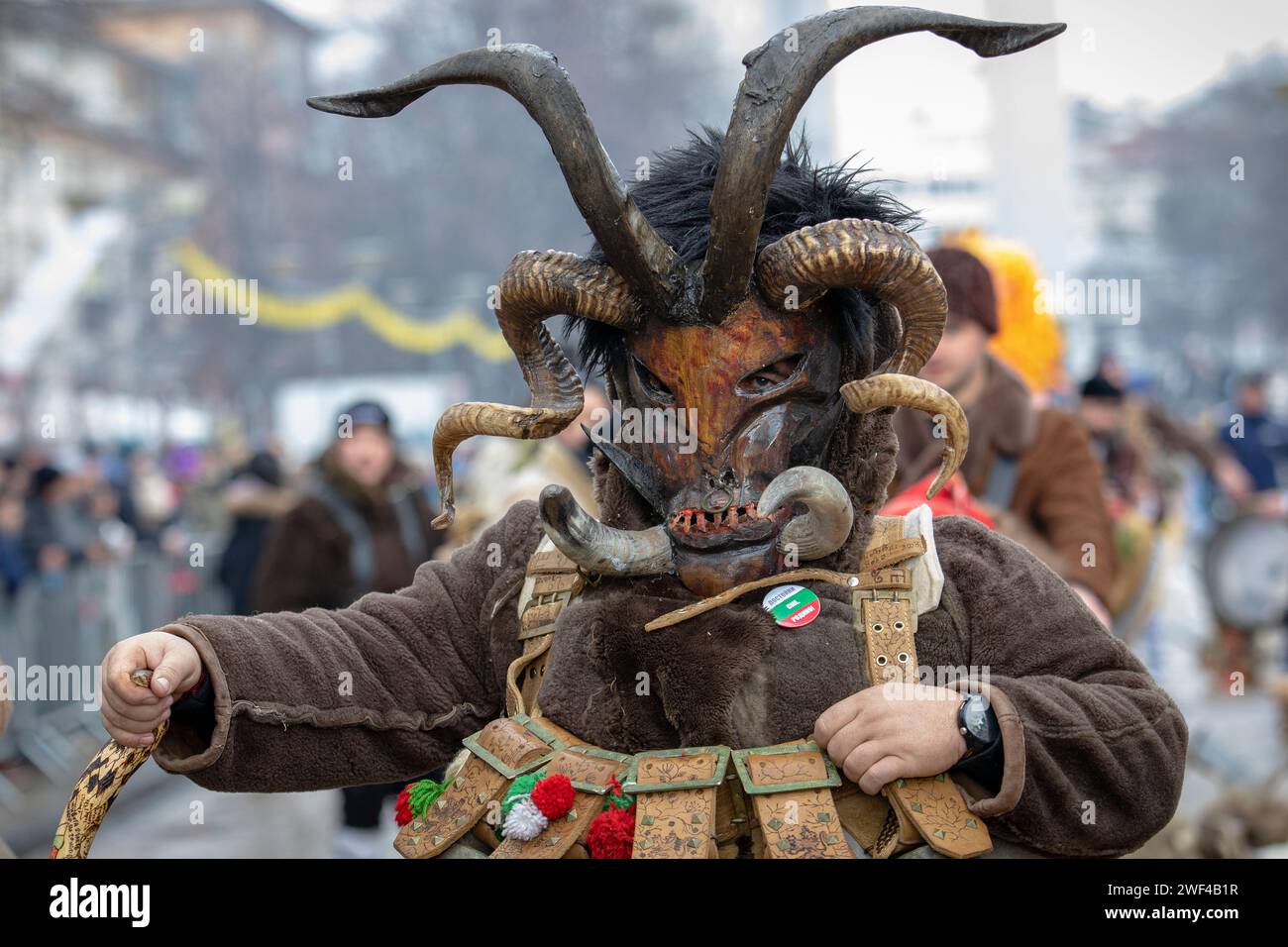 Pernik, Bulgarien - 27. Januar 2024: Maskerade-Festival zum 30. Geburtstag in Pernik Bulgarien. Leute mit einer Maske namens Kukeri tanzen und spielen zu sc Stockfoto