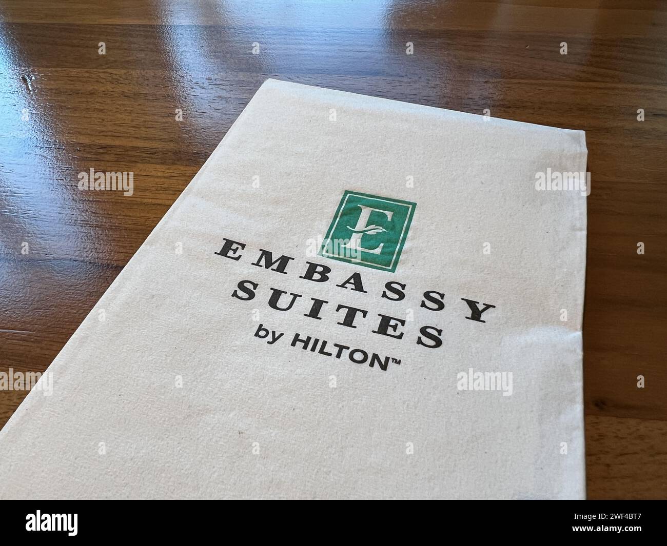 Usa. Januar 2023. Nahaufnahme des Logos für Embassy Suites by Hilton Hotel on Paper, Walnut Creek, Kalifornien, 28. Januar 2023. (Foto: Smith Collection/Gado/SIPA USA) Credit: SIPA USA/Alamy Live News Stockfoto