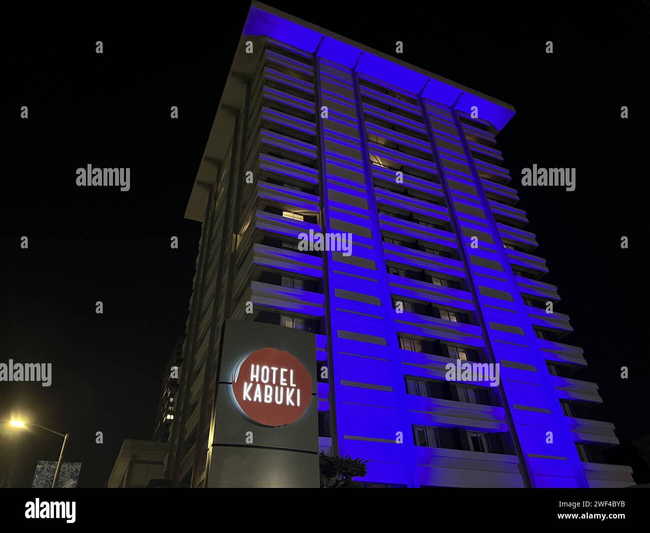 Usa. Oktober 2023. Nachtblick von außen auf das Hotel Kabuki mit beleuchteten blauen Lichtern, San Francisco, Kalifornien, 23. Oktober 2023. (Foto: Smith Collection/Gado/SIPA USA) Credit: SIPA USA/Alamy Live News Stockfoto