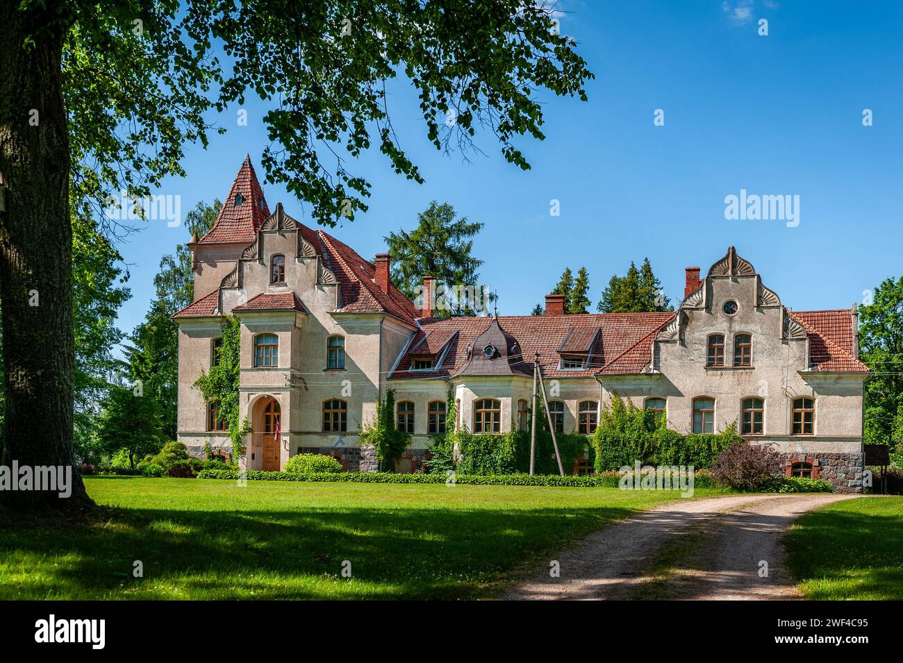 Meru Manor und Smiltene District Museum wurden in Trends des romantischen Eklektizismus erbaut. Lettland, Baltikum. Vorderansicht. Stockfoto
