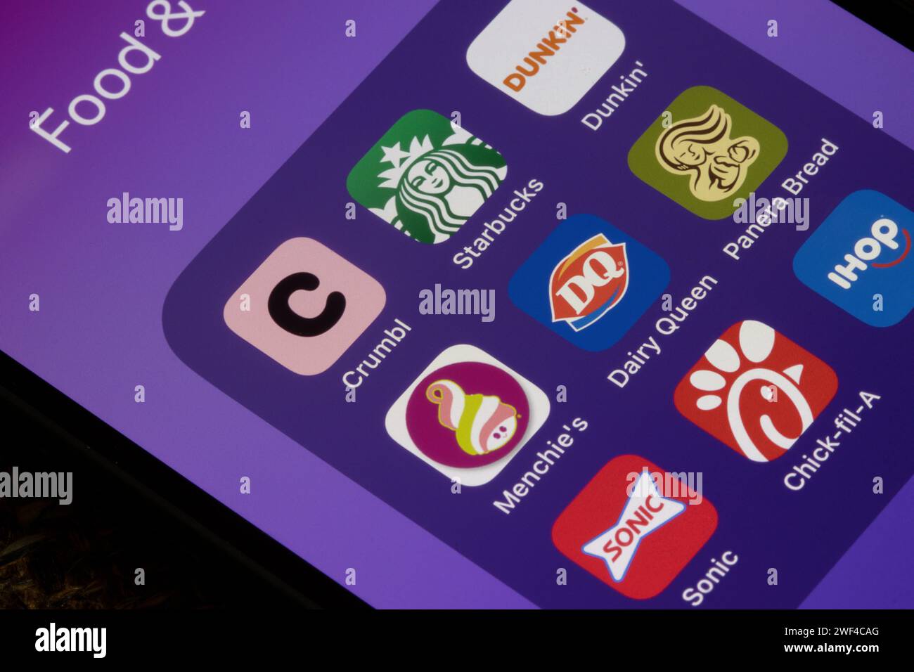 Verschiedene Apps für Speisen und Getränke werden auf einem iPhone angezeigt, darunter Crumbl, Starbucks, Dunkin', Menchie's, Milchkönigin, Panera Bread, Sonic, Chick-Fil-A ... Stockfoto