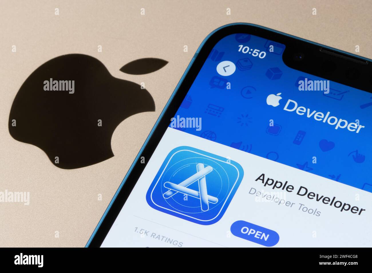 Die Apple Developer App wird im App Store auf einem iPhone angezeigt. Stockfoto