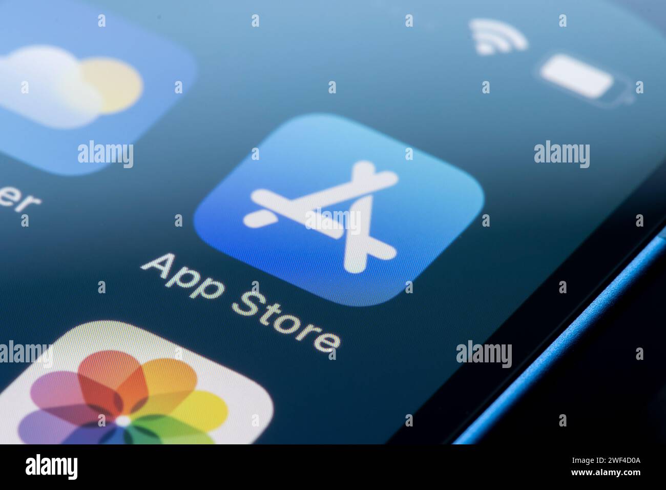 Das App Store-Symbol wird auf einem iPhone angezeigt. Die App Store-Plattform wird von Apple Inc. Für mobile Apps auf ihren Betriebssystemen entwickelt und gepflegt. Stockfoto