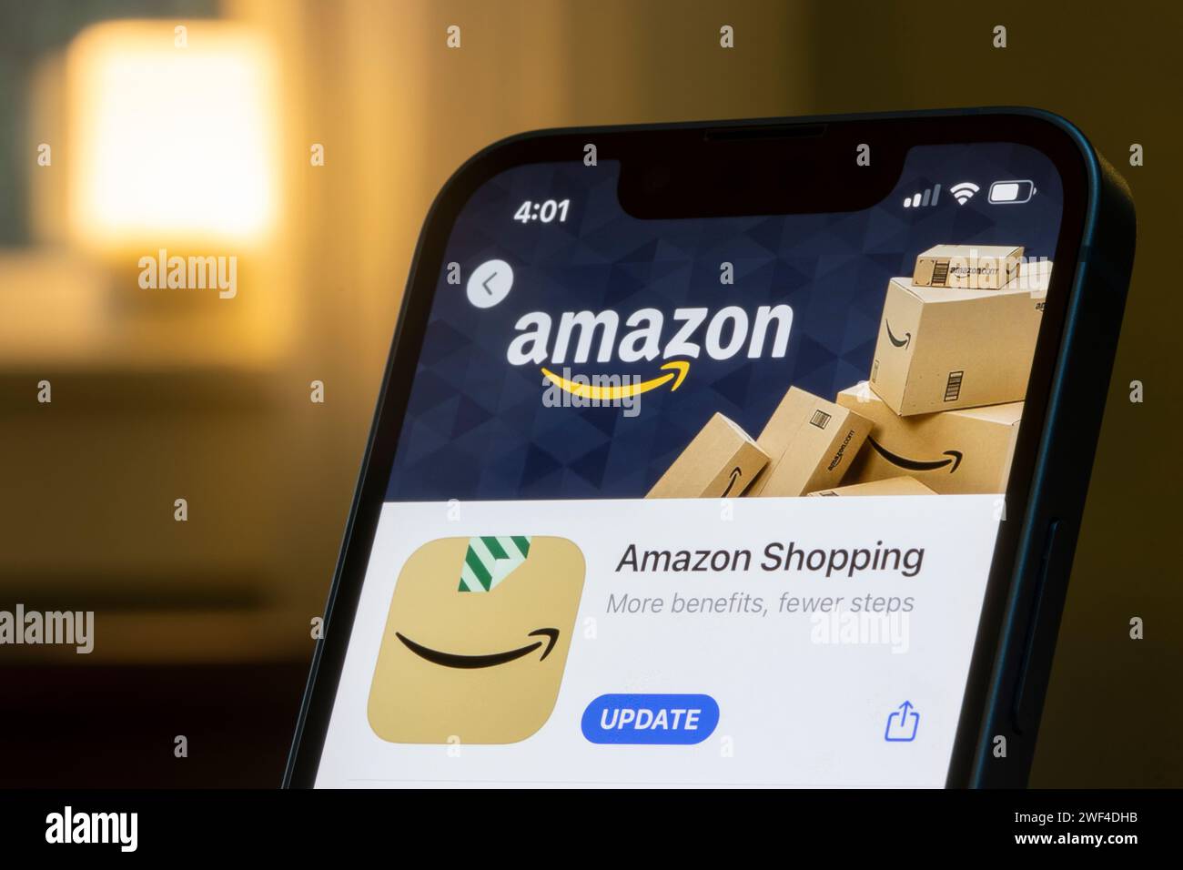 Die Amazon Shopping App wird im App Store auf einem iPhone angezeigt. Amazon.com, Inc. Ist ein globales Technologieunternehmen mit Schwerpunkt auf E-Commerce, Cloud Computing und Online ... Stockfoto