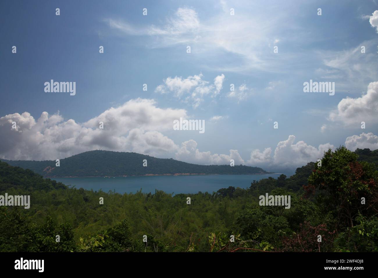 Insel mitten im Meer und Bergblick an einem klaren Tag und einem klaren blauen Himmel. Stockfoto