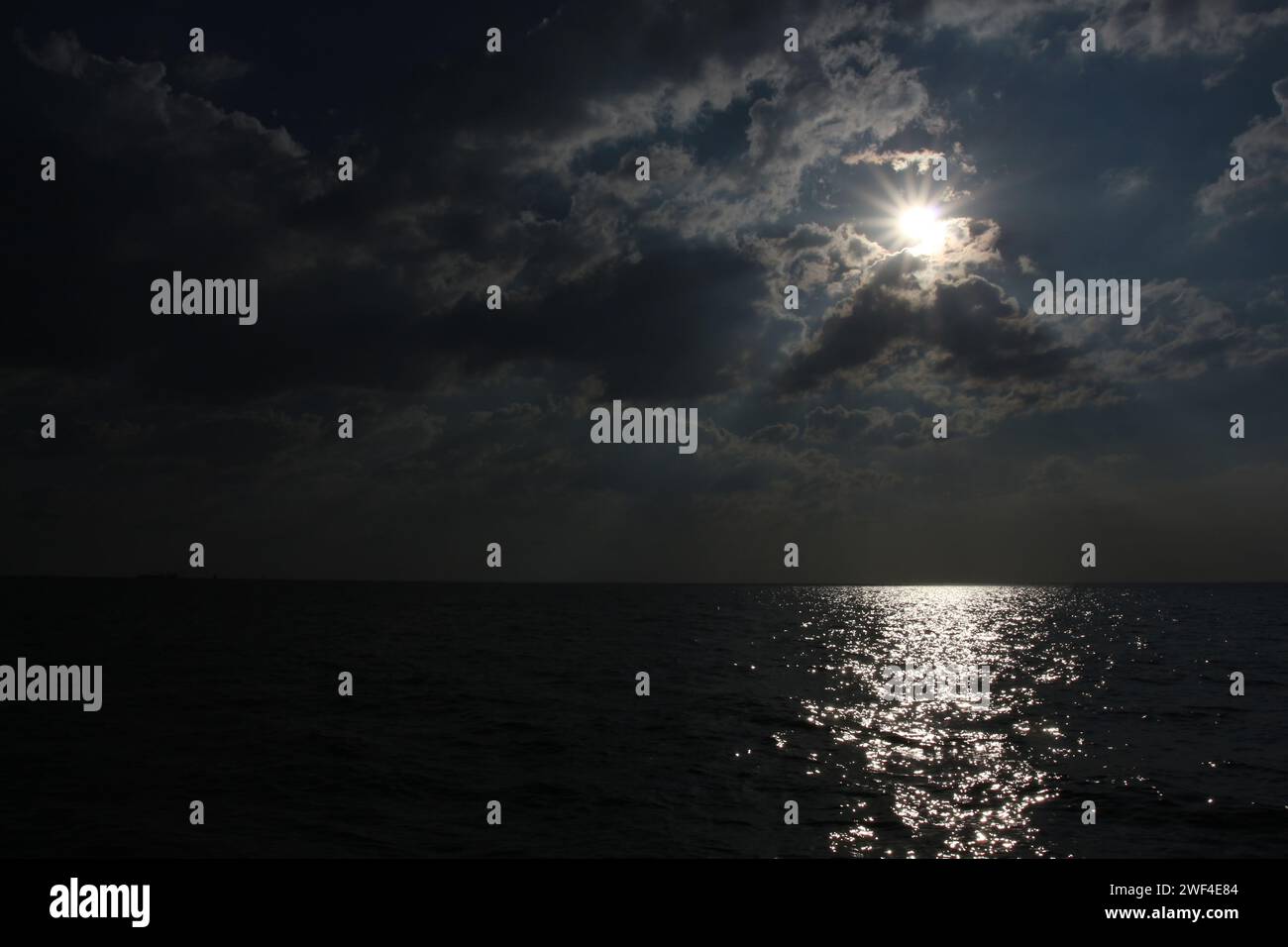 Abendsonne mit Lichtstrahlen und Bildern in Form von Silhouetten. Stockfoto