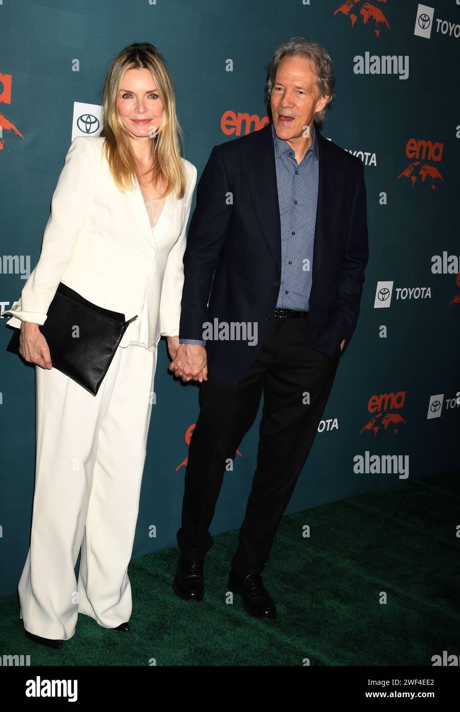 LOS ANGELES, KALIFORNIEN - 27. JANUAR: Michelle Pfeiffer und David E. Kelley nehmen an der 33. Jährlichen EMA Awards Gala zu Ehren von Laura Dern, Sponsore, Teil Stockfoto