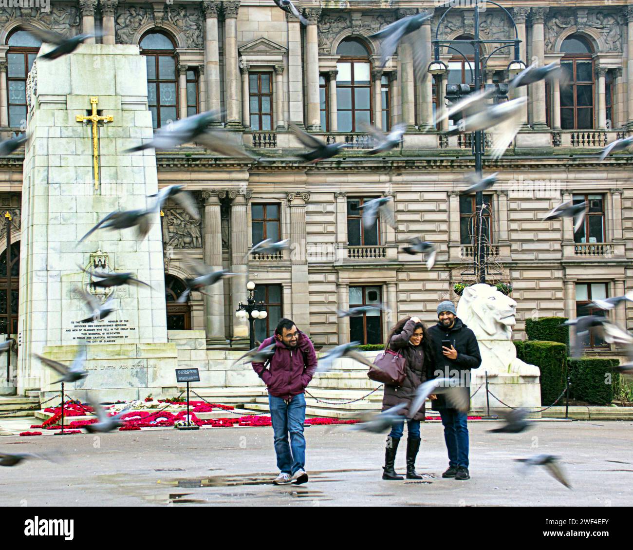 Glasgow, Schottland, Großbritannien. Januar 2024. Wetter in Großbritannien: Ein elender Tag spiegelt sich in den dystopischen Straßen wider, während die Einheimischen in einer verfallenen Umgebung kämpfen. George Square Cenotaph im Stadtzentrum. Credit Gerard Ferry/Alamy Live News Stockfoto