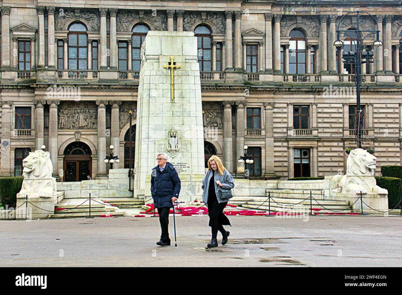 Glasgow, Schottland, Großbritannien. Januar 2024. Wetter in Großbritannien: Ein elender Tag spiegelt sich in den dystopischen Straßen wider, während die Einheimischen in einer verfallenen Umgebung kämpfen. George Square Cenotaph im Stadtzentrum. Credit Gerard Ferry/Alamy Live News Stockfoto