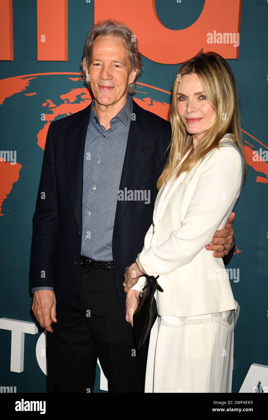 LOS ANGELES, KALIFORNIEN - 27. JANUAR: (L-R) David E. Kelley und Michelle Pfeiffer nehmen an der 33. Jährlichen EMA Awards Gala zu Ehren von Laura Dern, Sponsore, Teil Stockfoto