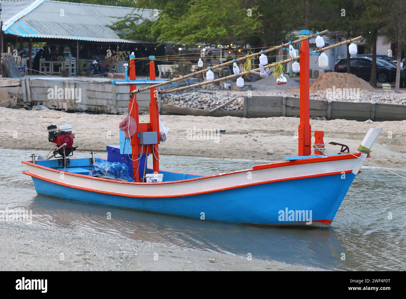 Traditionelle Küstenfischereiboote Thailands, Ein kleines Boot zum Fangen von Tintenfischen und Fischen in der Nähe der Küste. Stockfoto
