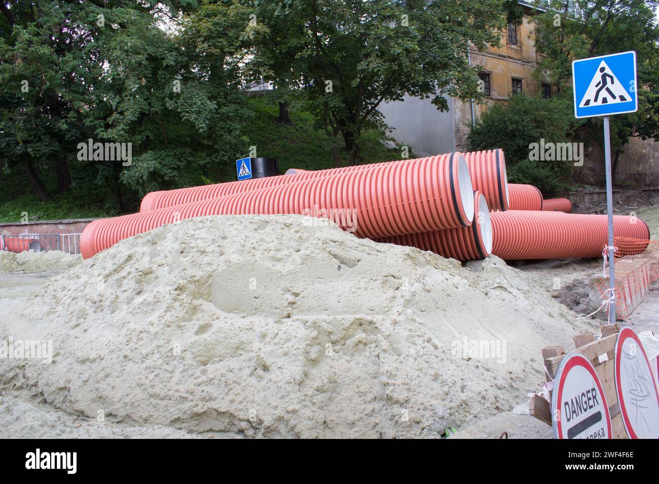 Reparieren Sie die Straße in der Stadt viel Sand mit Abwasserrohren Stockfoto
