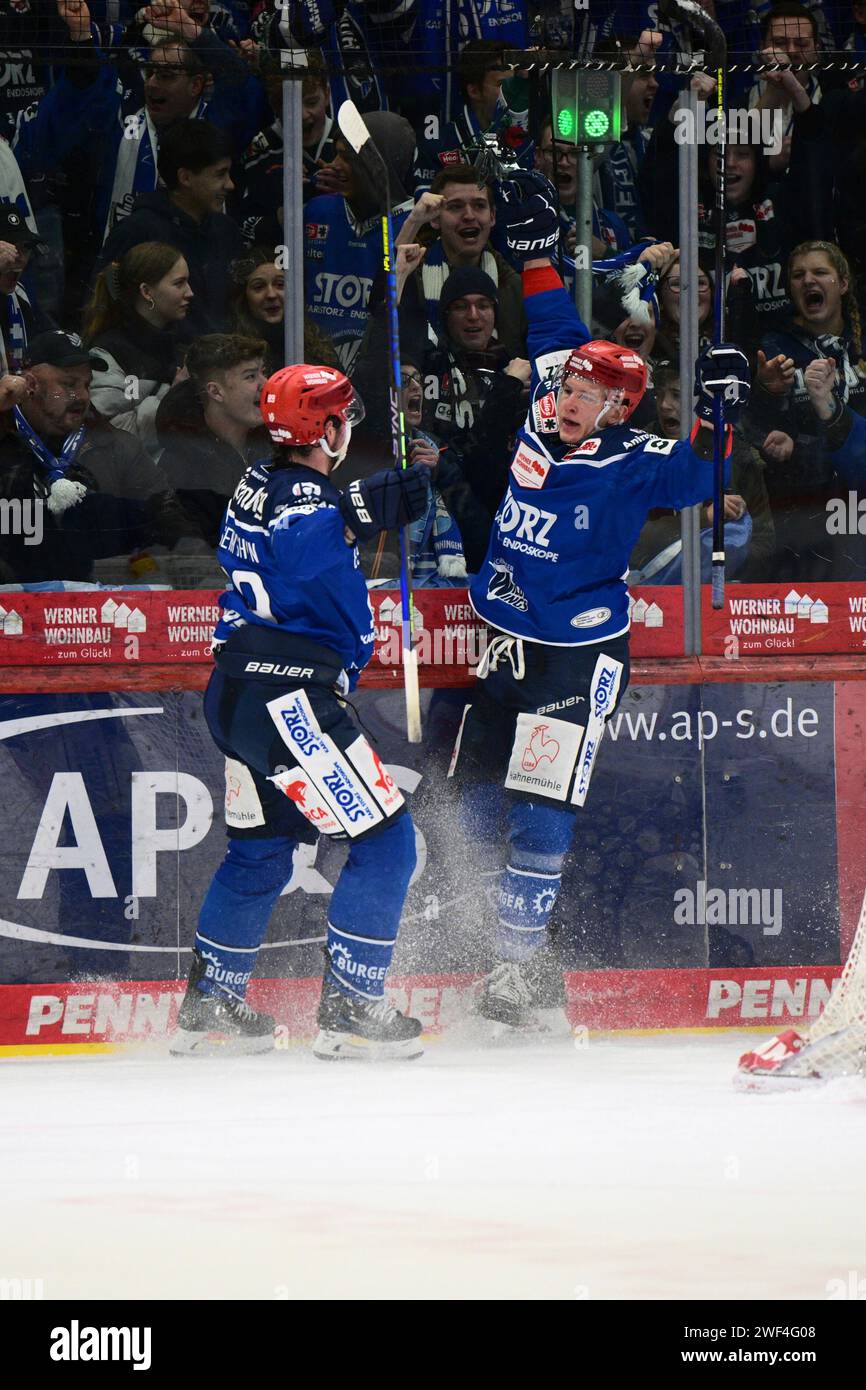 Schwenningen, Deutschland. Januar 2024. Jubel bei (v.l.n.r.) Zach Senyshyn (Schwenninger Wild Wings #89) Alexander Karachun (Schwenninger Wild Wings #47) Schwenninger Wild Wings gegen Augsburger Panther, Eishockey, DEL, 42. Spieltag, Saison 2023/2024, 28.01.2024 Foto: Eibner-Pressefoto/Sven Laegler Credit: dpa/Alamy Live News Stockfoto