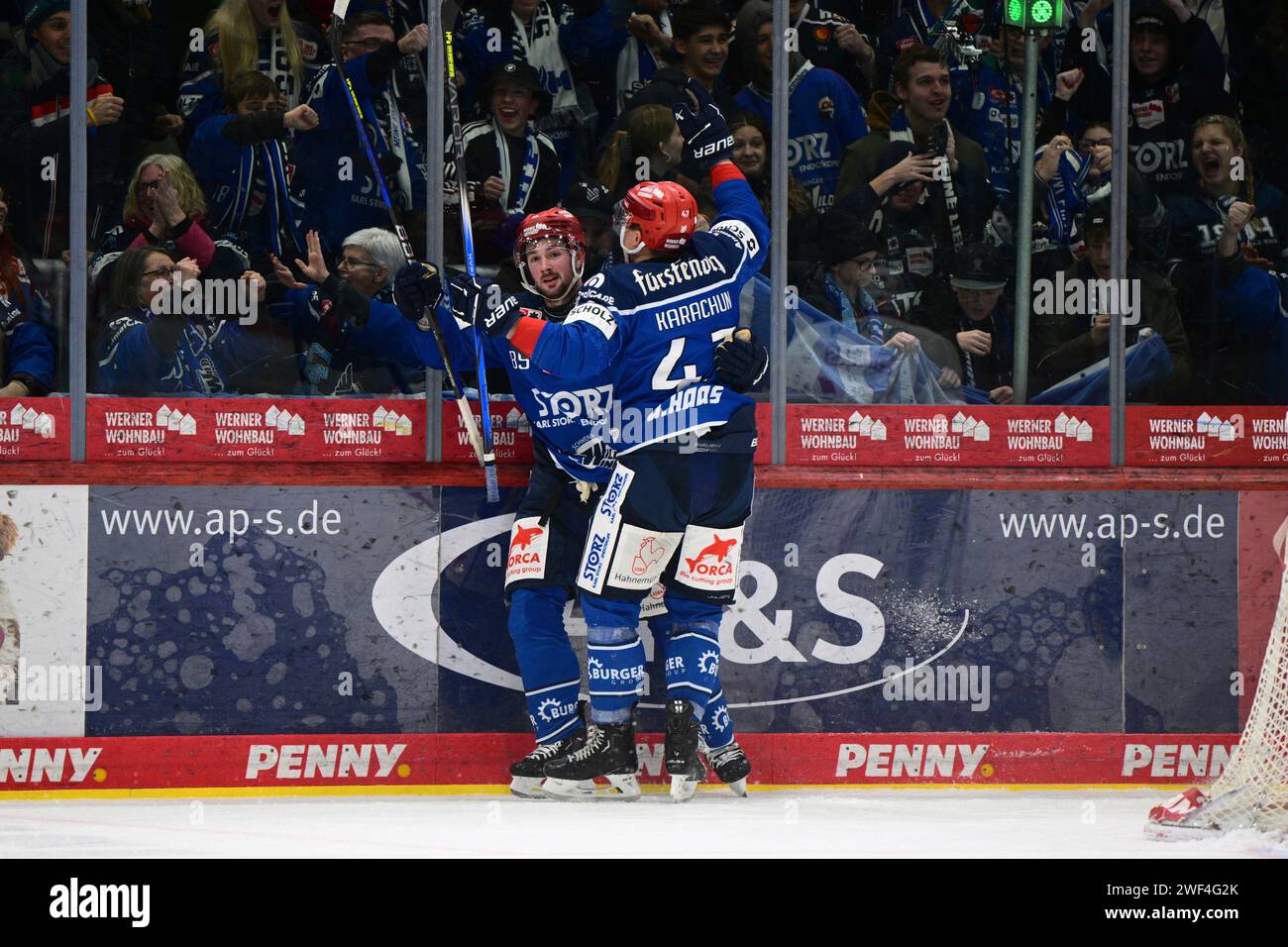 Schwenningen, Deutschland. Januar 2024. Jubel bei (v.l.n.r.) Zach Senyshyn (Schwenninger Wild Wings #89) Alexander Karachun (Schwenninger Wild Wings #47) Schwenninger Wild Wings gegen Augsburger Panther, Eishockey, DEL, 42. Spieltag, Saison 2023/2024, 28.01.2024 Foto: Eibner-Pressefoto/Sven Laegler Credit: dpa/Alamy Live News Stockfoto