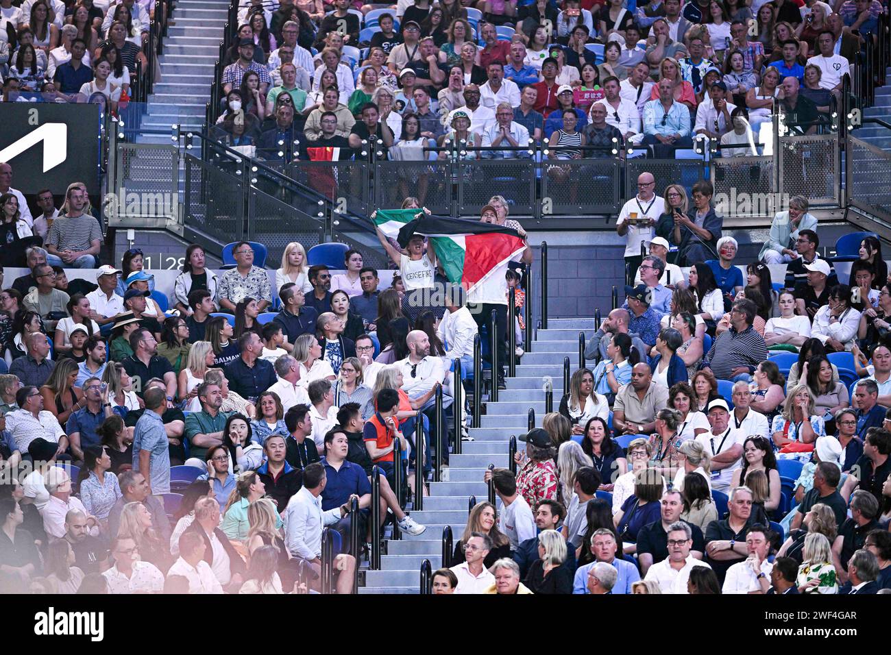 Melbourne, Australien. Januar 2024. Demonstrators for Free Palestine während des Australian Open AO 2024 Grand Slam Tennis Turniers im Melbourne Park, Melbourne, Australien, am 27. Januar 2024. Foto: Victor Joly/ABACAPRESS.COM Credit: Abaca Press/Alamy Live News Stockfoto