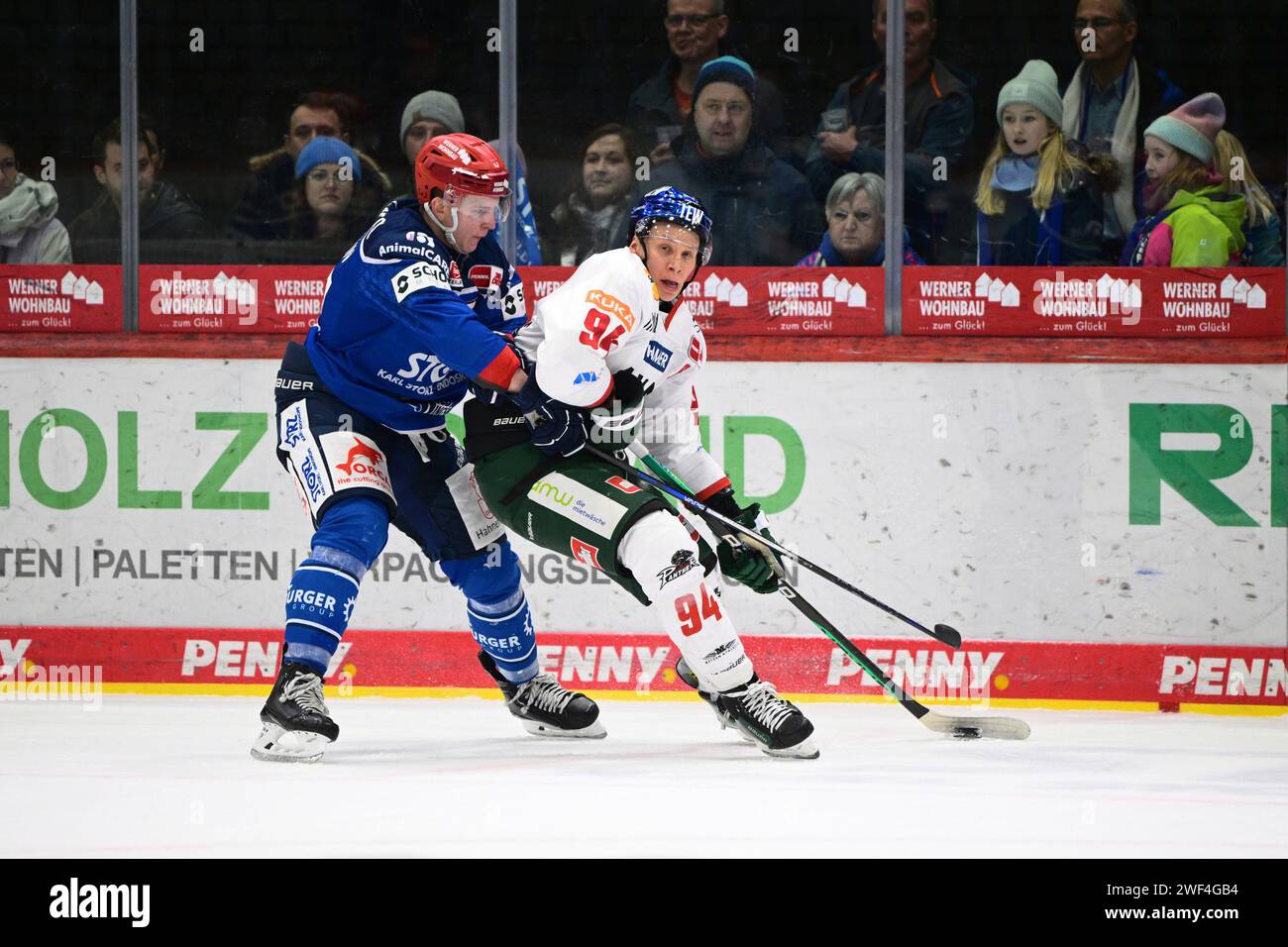 Schwenningen, Deutschland. Januar 2024. Alexander Karachun (Schwenninger Wild Wings #47) Anrei Hakulinen (Augsburger Panther #94) Schwenninger Wild Wings gegen Augsburger Panther, Eishockey, DEL, 42. Spieltag, Saison 2023/2024, 28.01.2024 Foto: Eibner-Pressefoto/Sven Laegler Credit: dpa/Alamy Live News Stockfoto