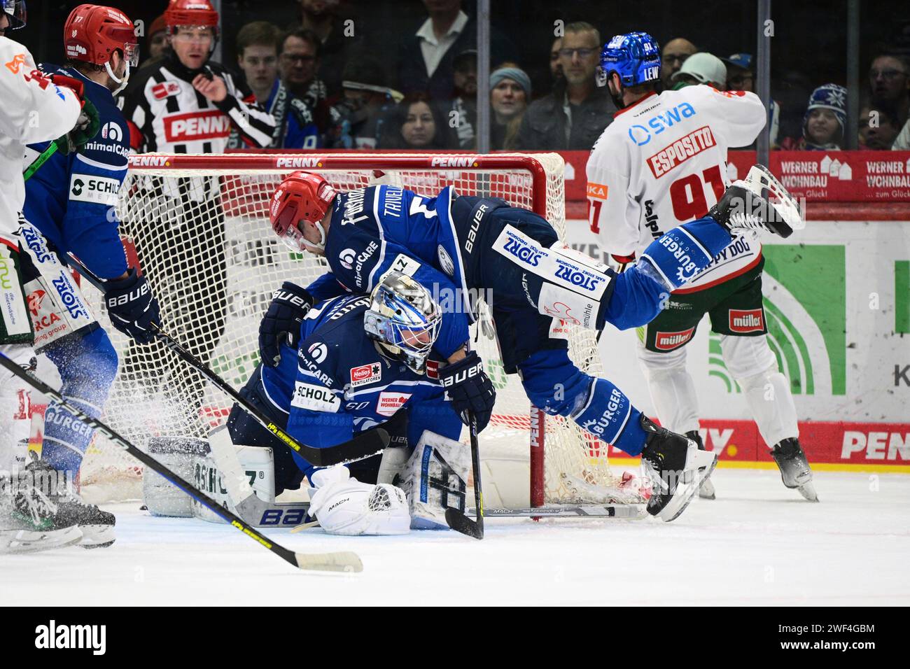 Schwenningen, Deutschland. Januar 2024. Joacim Eriksson (Schwenninger Wild Wings #60) Alex Trivellato (Schwenninger Wild Wings #53) Schwenninger Wild Wings gegen Augsburger Panther, Eishockey, DEL, 42. Spieltag, Saison 2023/2024, 28.01.2024 Foto: Eibner-Pressefoto/Sven Laegler Credit: dpa/Alamy Live News Stockfoto