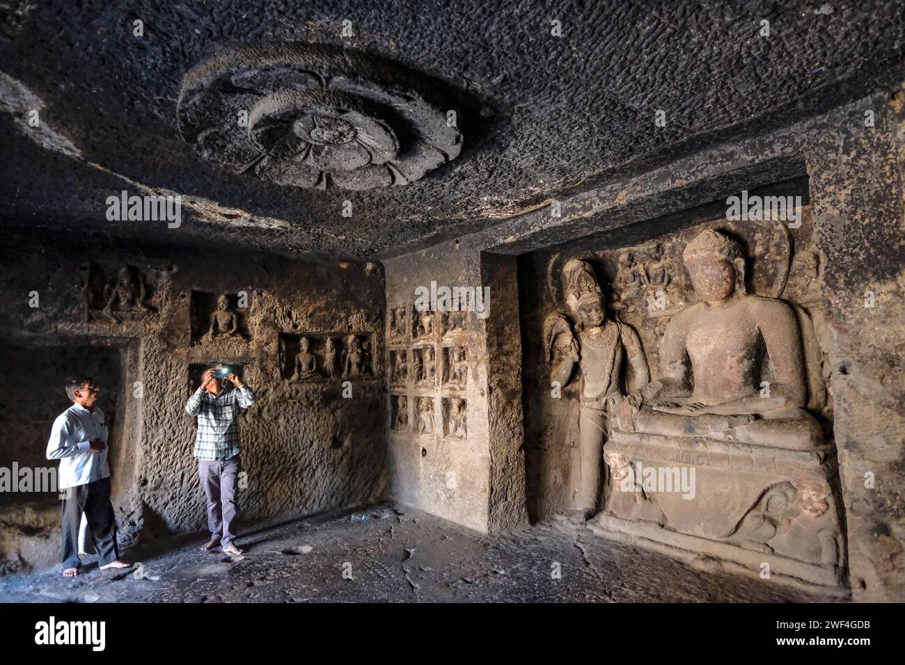 Ellora, Indien - 22. Januar 2024: Zwei Männer besuchen den Ellora Caves Complex im Bezirk Aurangabad von Maharashtra, Indien. Stockfoto