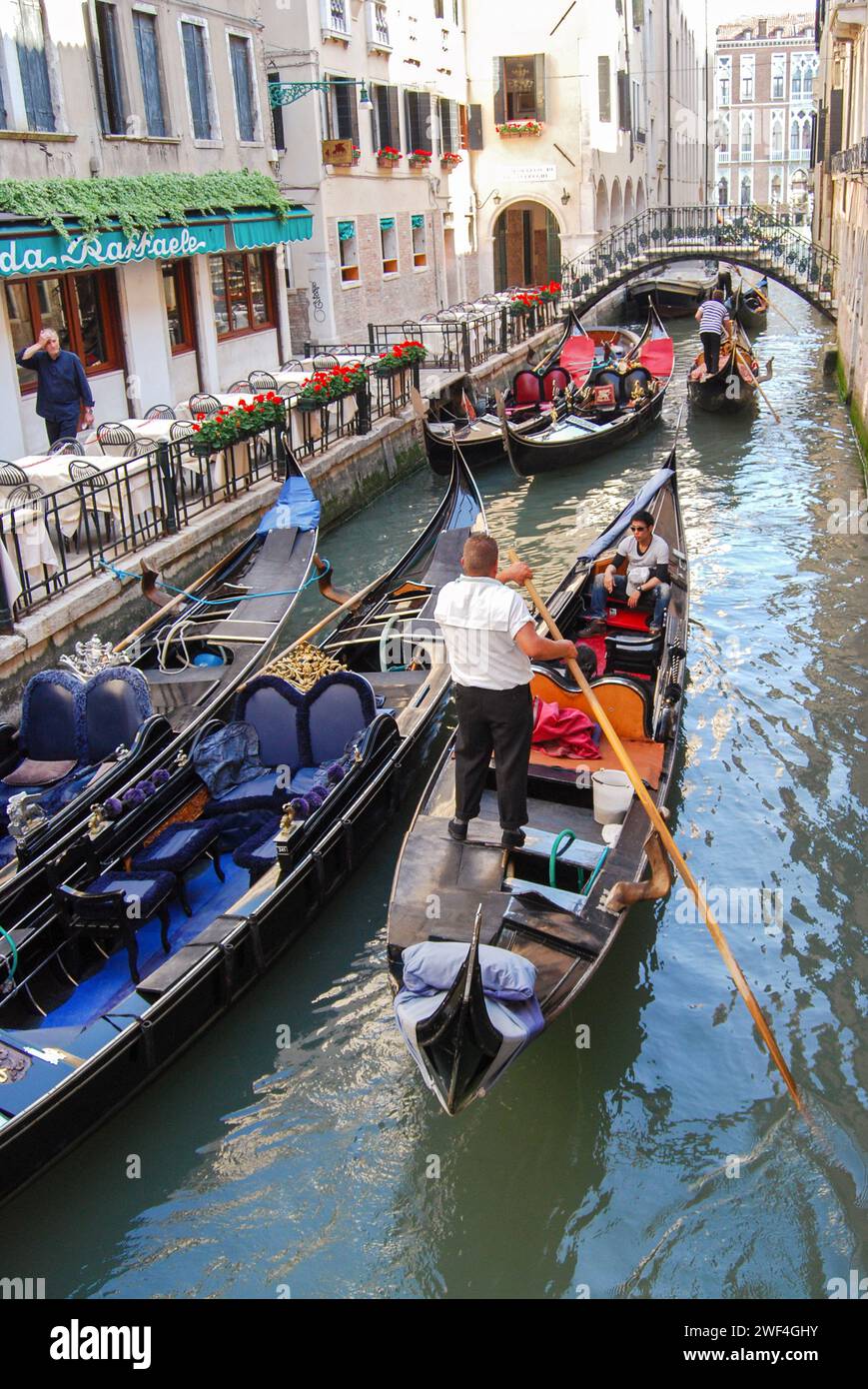 Ein Gondelstau mit 6 Gondeln. In einer Seitenstraße in Venedig, Italien Stockfoto