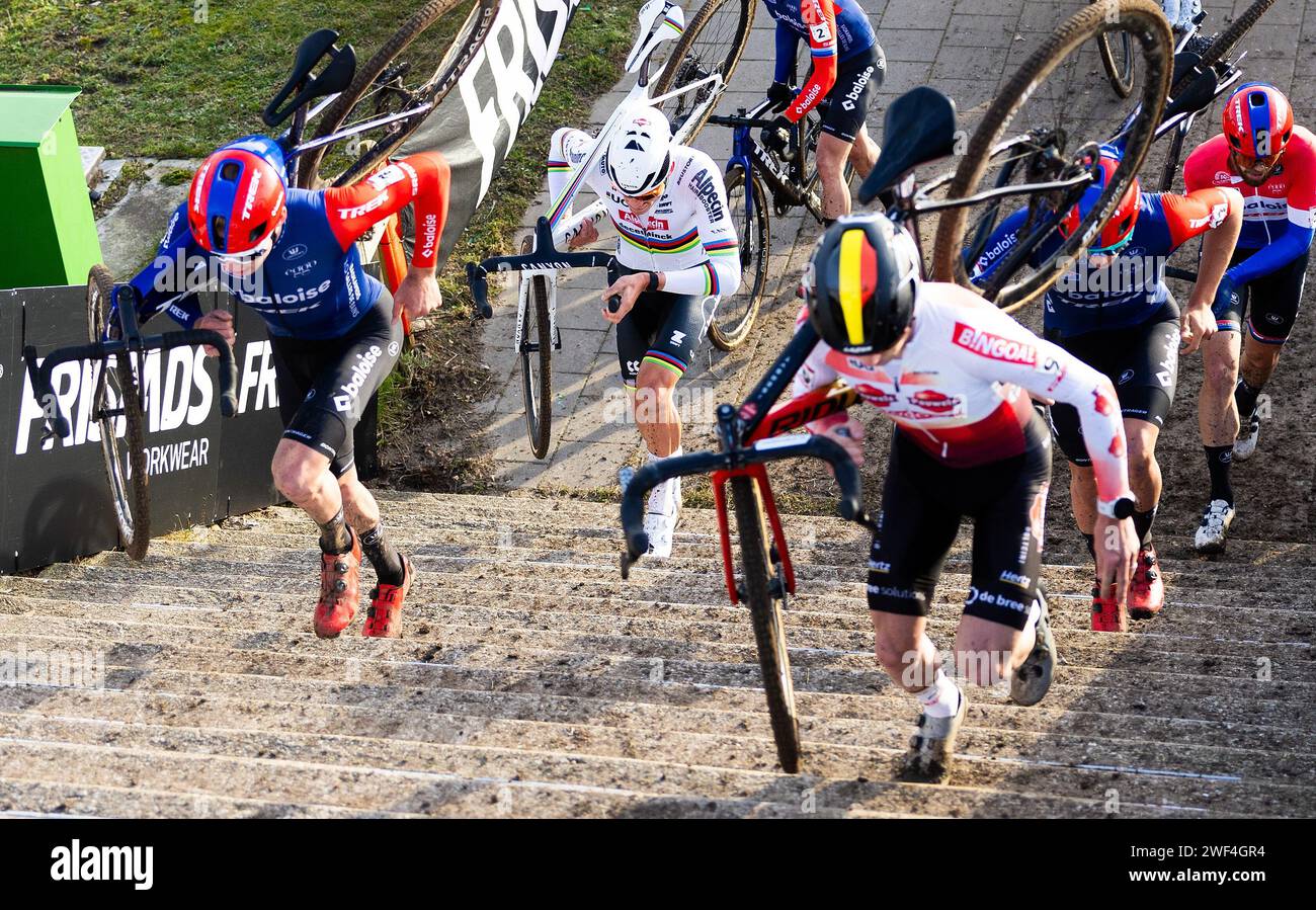 HOOGERHEIDE - Mathieu van der Poel während des Elite Cyclo-Cross World Cup-Rennens der Herren. ANP IRIS VAN DEN BROEK Stockfoto
