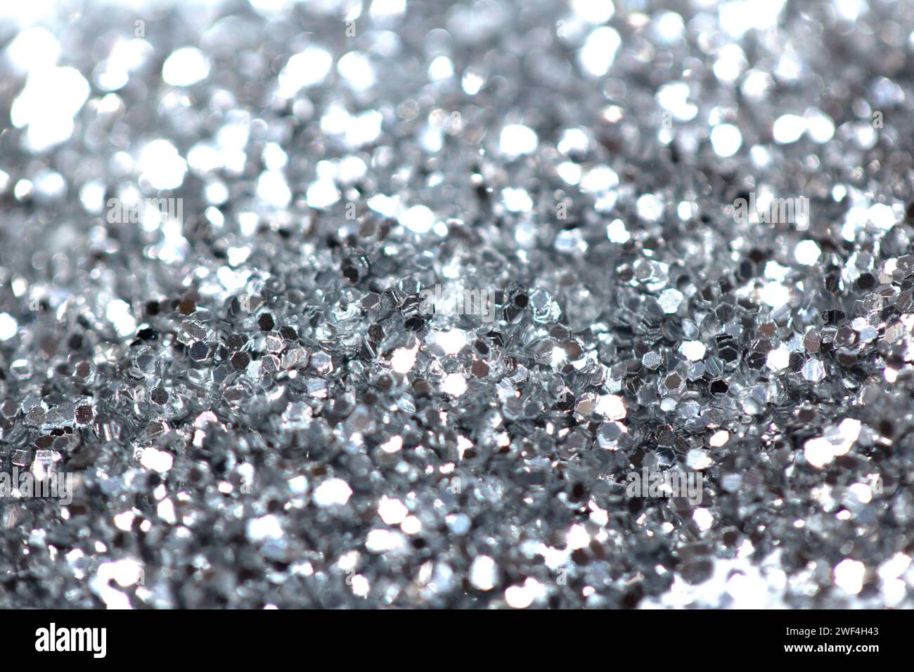 Ein bunter Konfetti-Glitzer auf weißem Hintergrund Stockfoto