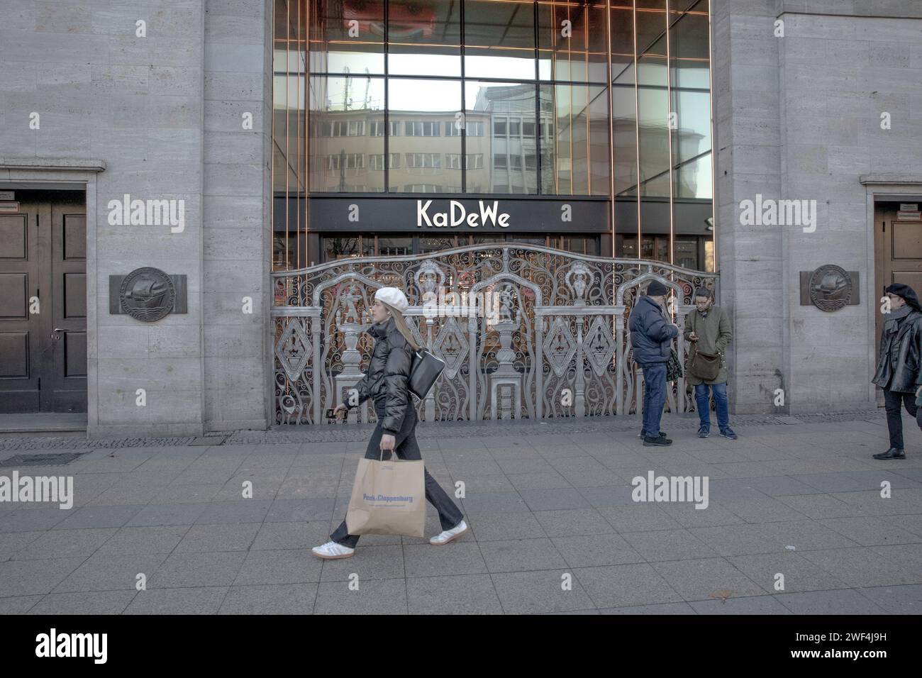 Berlin, Deutschland. Januar 2024. Am 28. Januar 2024 steht das ikonische Kaufhaus des Westens (KaDeWe), Teil der belagerten Signa Group, am Rande der Insolvenz und wirft einen Schatten über eines der bekanntesten Wahrzeichen Berlins im Einzelhandel. Deutsche Medien berichteten, dass die Vorbereitungen für einen Insolvenzantrag für die KaDeWe-Gruppe im Gange sind. Diese Entwicklung hat sich durch die kommerzielle und kulturelle Landschaft Berlins gekräuselt. Die derzeitige Situation spiegelt die umfassenderen Herausforderungen wider, denen der traditionelle Einzelhandel im Zeitalter des elektronischen Geschäftsverkehrs und der sich wandelnden Verbrauchergewohnheiten gegenübersteht. KaDeWe mit seiner über 100-jährigen Geschichte Stockfoto