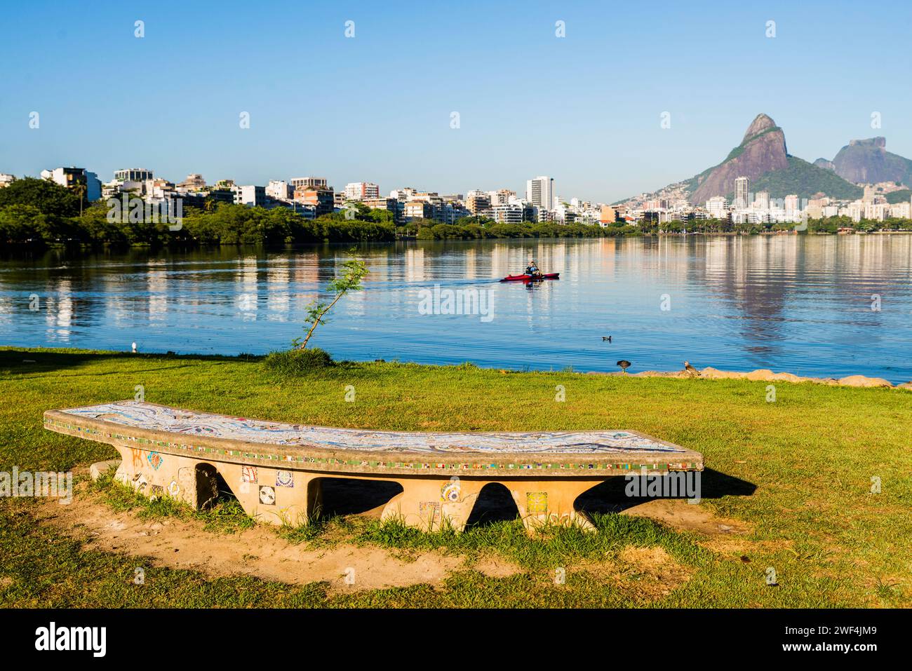 Rio de Janeiro, Brasilien – 19. September 2023: Eine Mosaikbank, inspiriert von Antoni Gaudis Park Güell in Barcelona, vor dem Rodrigo de Freitas. Stockfoto