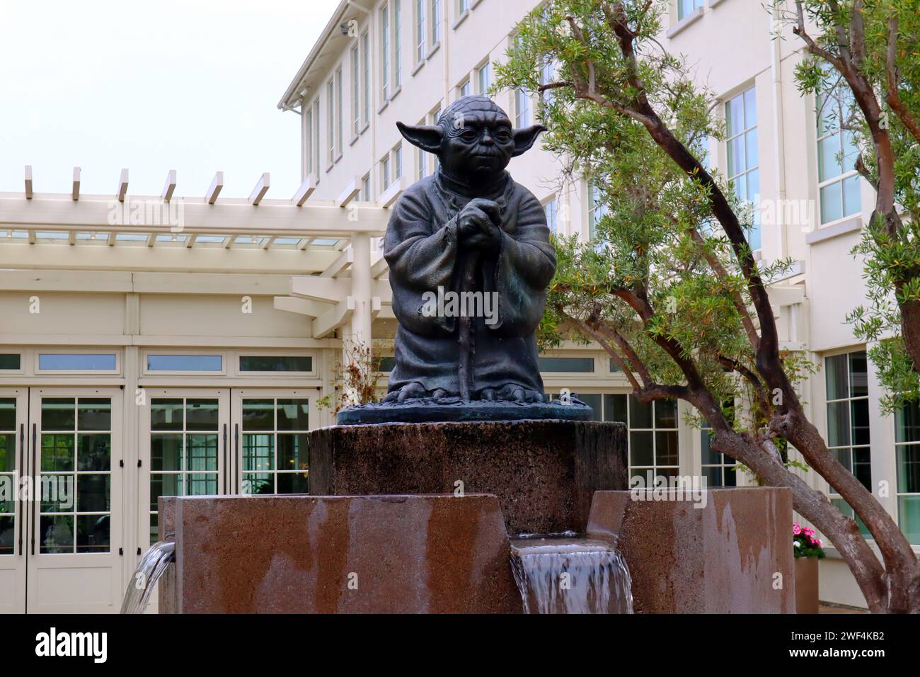 San Francisco, Kalifornien: YODA Fountain. Brunnen mit einer Bronzestatue der Star Wars Figur Yoda, installiert in den Lucasfilm Büros Stockfoto