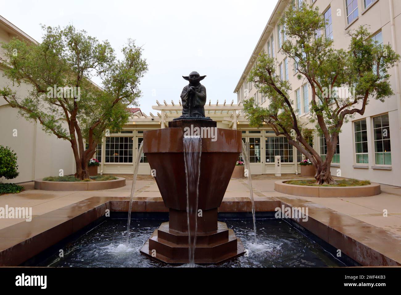San Francisco, Kalifornien: YODA Fountain. Brunnen mit einer Bronzestatue der Star Wars Figur Yoda, installiert in den Lucasfilm Büros Stockfoto