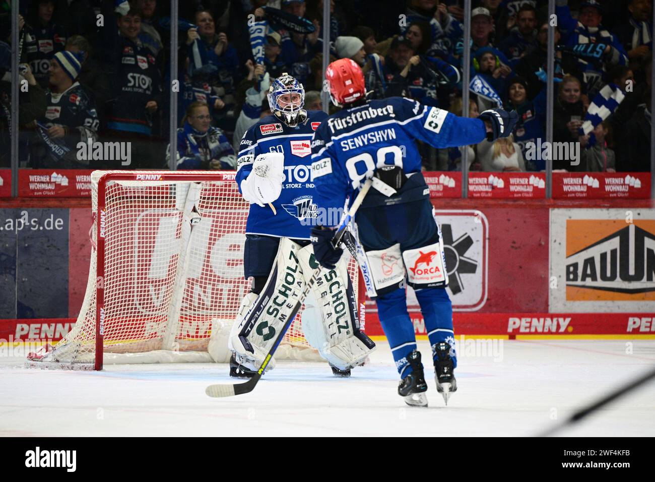 Schwenningen, Deutschland. Januar 2024. Jubel bei (v.l.n.r.) Joacim Eriksson (Schwenninger Wild Wings #60) Zach Senyshyn (Schwenninger Wild Wings #89) Schwenninger Wild Wings gegen Augsburger Panther, Eishockey, DEL, 42. Spieltag, Saison 2023/2024, 28.01.2024 Foto: Eibner-Pressefoto/Sven Laegler Credit: dpa/Alamy Live News Stockfoto