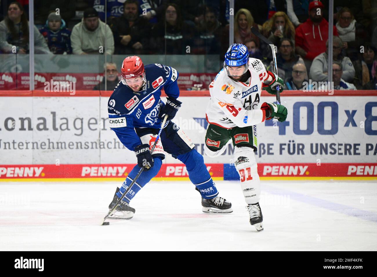 Schwenningen, Deutschland. Januar 2024. (v.l.n.r.) Zach Senyshyn (Schwenninger Wild Wings #89) Luke Esposito (Augsburger Panther #91) Schwenninger Wild Wings gegen Augsburger Panther, Eishockey, DEL, 42. Spieltag, Saison 2023/2024, 28.01.2024 Foto: Eibner-Pressefoto/Sven Laegler Credit: dpa/Alamy Live News Stockfoto