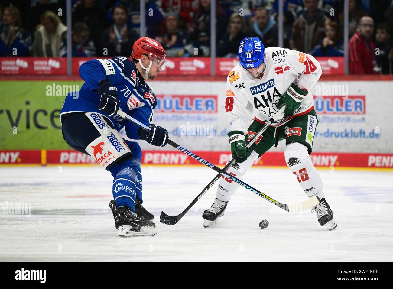 Schwenningen, Deutschland. Januar 2024. (v.l.n.r.) will Weber (Schwenninger Wild Wings #78) Zack Mitchell (Augsburger Panther #18) Schwenninger Wild Wings gegen Augsburger Panther, Eishockey, DEL, 42. Spieltag, Saison 2023/2024, 28.01.2024 Foto: Eibner-Pressefoto/Sven Laegler Credit: dpa/Alamy Live News Stockfoto