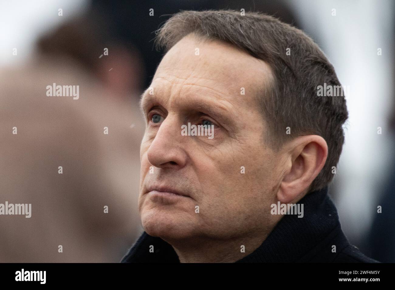 Direktor des Auswärtigen Nachrichtendienstes Sergej Naryschkin, der während der feierlichen Begräbniszeremonie der Kränze und Blumen am Mutterland-Denkmal auf dem Piskarevskoje-Gedenkfriedhof in St. Petersburg gesehen wurde. St. Petersburg feiert ein wichtiges historisches Datum, 80 Jahre seit der vollständigen Befreiung Leningrads von der faschistischen Blockade. Stockfoto