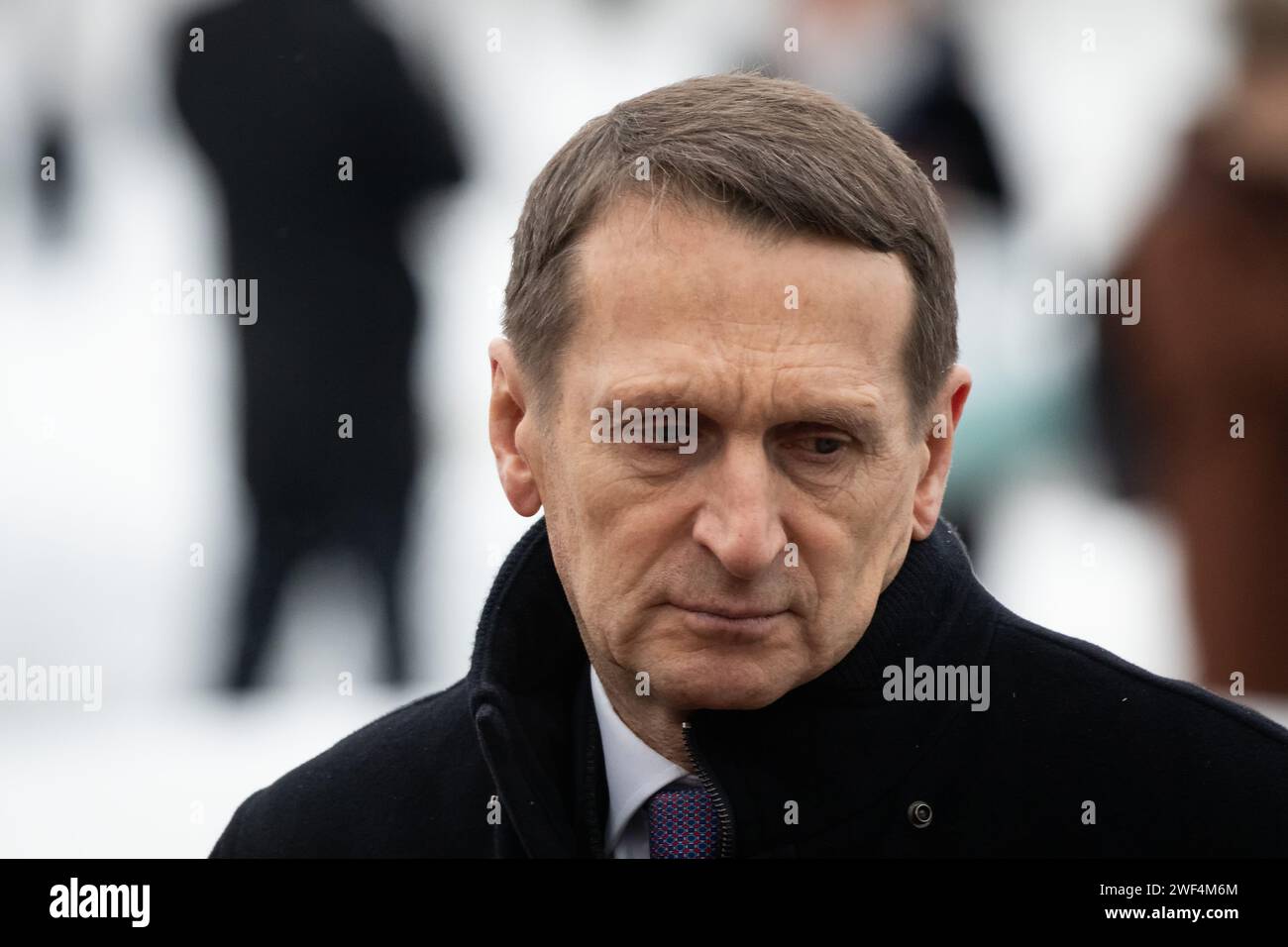 Direktor des Auswärtigen Nachrichtendienstes Sergej Naryschkin, der während der feierlichen Begräbniszeremonie der Kränze und Blumen am Mutterland-Denkmal auf dem Piskarevskoje-Gedenkfriedhof in St. Petersburg gesehen wurde. St. Petersburg feiert ein wichtiges historisches Datum, 80 Jahre seit der vollständigen Befreiung Leningrads von der faschistischen Blockade. Stockfoto