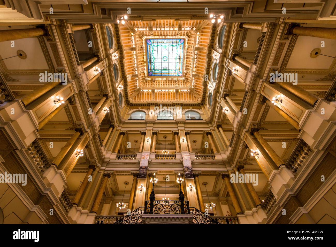 Rio de Janeiro, Brasilien - 21. September 2023: Innenraum der brasilianischen Nationalbibliothek. Sie wurde 1807 gegründet und ist mehr als 200 Jahre alt. Stockfoto