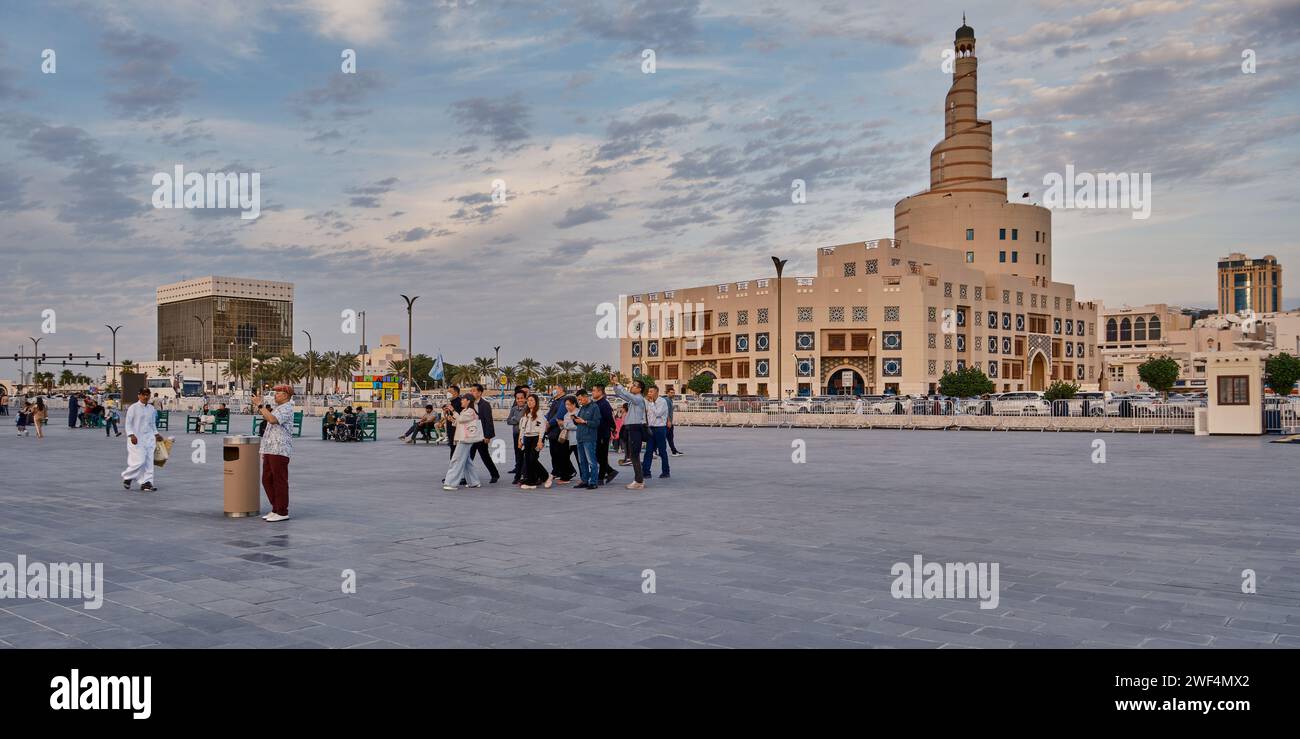 Al-Fanar Qatar Islamisches Kulturzentrum (Abdullah bin Zaid Al Mahmoud Islamisches Kulturzentrum) (Fanar Masjid) Doha, Katar Tageslicht, Außenansicht Stockfoto