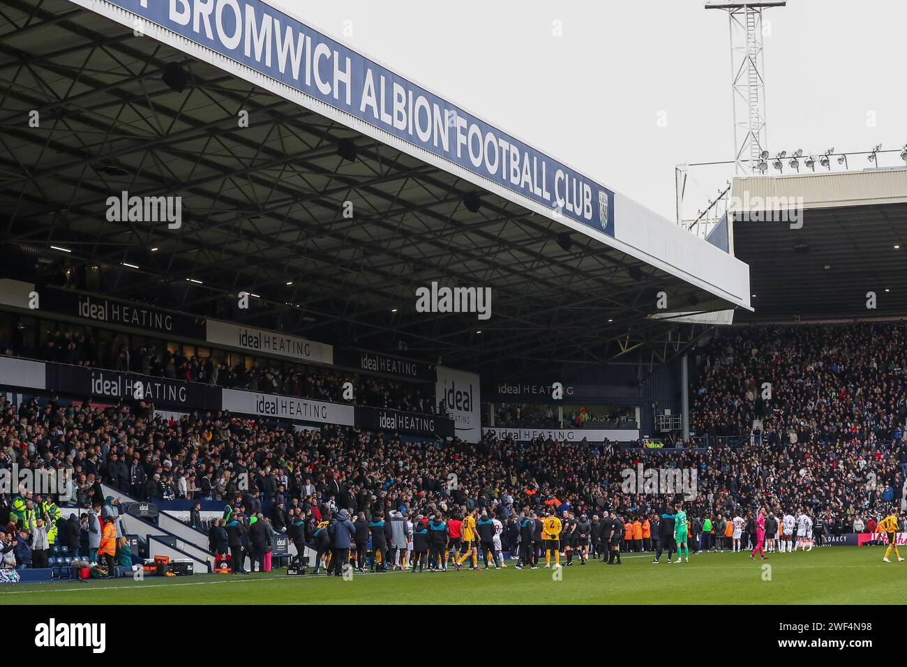 West Bromwich, Großbritannien. Januar 2024. Das Spiel wird vorübergehend aufgrund von Zuschauerproblemen während des Spiels West Bromwich Albion gegen Wolverhampton Wanderers at the Hawthorns, West Bromwich, Vereinigtes Königreich, 28. Januar 2024 (Foto: Gareth Evans/News Images) in West Bromwich, Vereinigtes Königreich am 28. Januar 2024 unterbrochen. (Foto: Gareth Evans/News Images/SIPA USA) Credit: SIPA USA/Alamy Live News Stockfoto