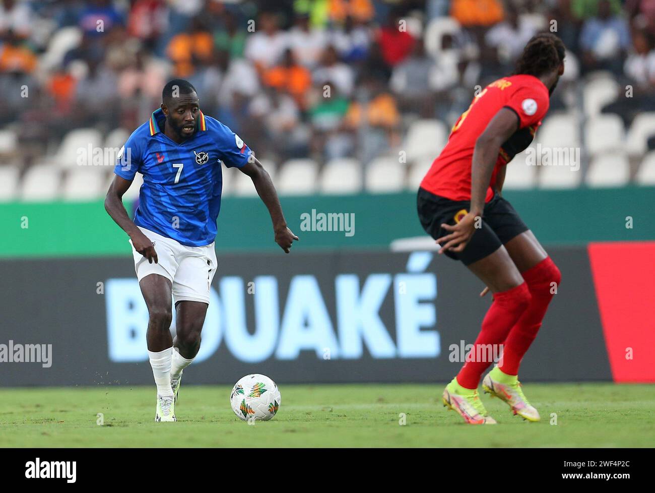 © Anis/APP/MAXPPP - Joueur angolais KIALONDA GASPAR (R) se bat pour le ballon avec DEON DANIEL HOTTO de Namibie, lors du Match de Football huitiemes-de-Finale Coupe d'Afrique des Nations (CAN) 2024 entre L'Angola et Namibie au Stade de la Paix a Bouake en Cote d'ivoire le 27 janvier 2024 Credit: MAXPPP/Alamy Live News Stockfoto