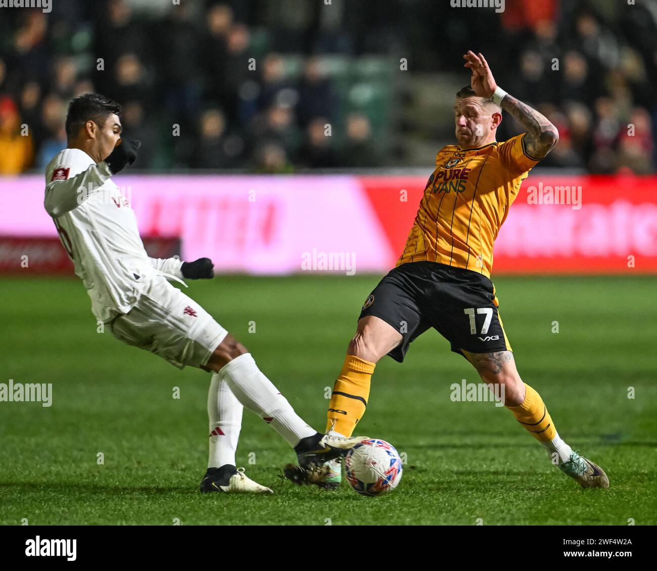 Casemiro aus Manchester United und Scot Bennett aus Newport County kämpfen um den Ball beim Emirates FA Cup Fourth Round Match Newport County gegen Manchester United bei Rodney Parade, Newport, Großbritannien, 28. Januar 2024 (Foto: Craig Thomas/News Images) Stockfoto