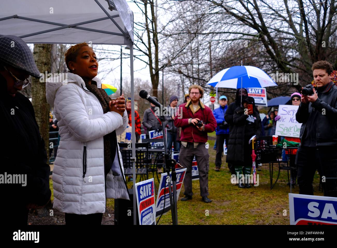 Philadelphia, Usa. Januar 2024. Cindy Bass, Mitglied des stadtrats, spricht mit Mitgliedern der Gemeinde während einer Kundgebung gegen mögliche Budgetkürzungen der Linien des Regionalbahndienstes SEPTAÕs am 28. Januar 2024 in Nordwest-Philadelphia, PA, USA. Hunderte nehmen an einer „Save the Train“-Rallye am Bahnhof Richard Allen Lane West Mount AiryÕs Teil, nachdem der Verwaltungsrat von SEPTAÕs Pläne zur Einstellung der Computerbahn angekündigt hatte, die Gemeinden im Nordwesten mit Center City verbindet. (Foto: Bastiaan Slabbers/SIPA USA) Credit: SIPA USA/Alamy Live News Stockfoto