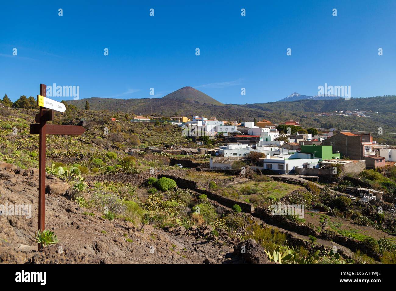 Das Dorf El Molledo auf Teneras mit El Teide im Hintergrund. Stockfoto