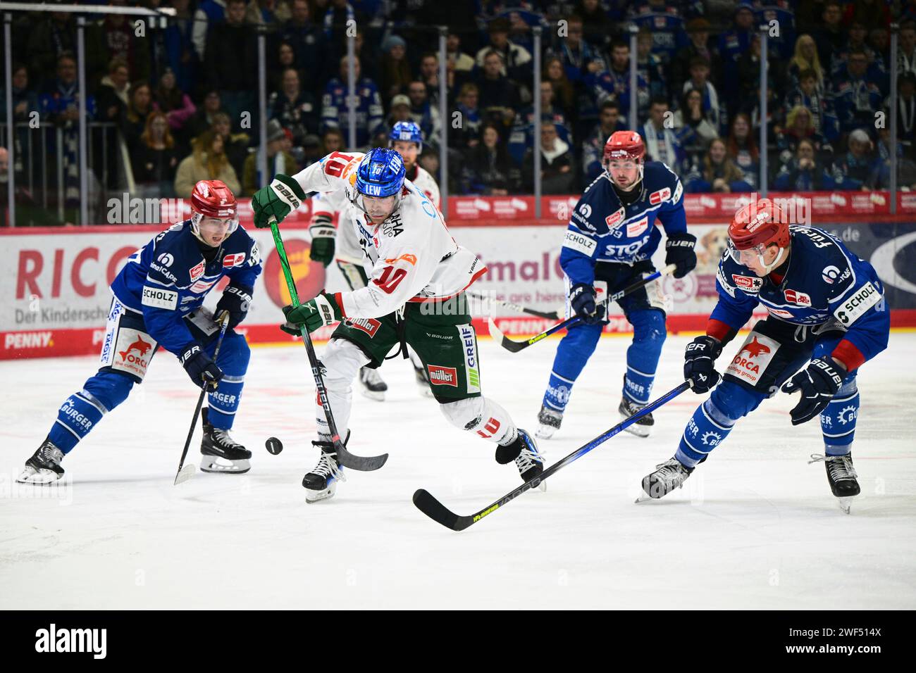 Schwenningen, Deutschland. Januar 2024. (v.l.n.r.) Kyle Platzer (Schwenninger Wild Wings #88) Chris Collins (Augsburger Panther #10) Alexander Karachun (Schwenninger Wild Wings #47) Schwenninger Wild Wings gegen Augsburger Panther, Eishockey, DEL, 42. Spieltag, Saison 2023/2024, 28.01.2024 Foto: Eibner-Pressefoto/Sven Laegler Credit: dpa/Alamy Live News Stockfoto