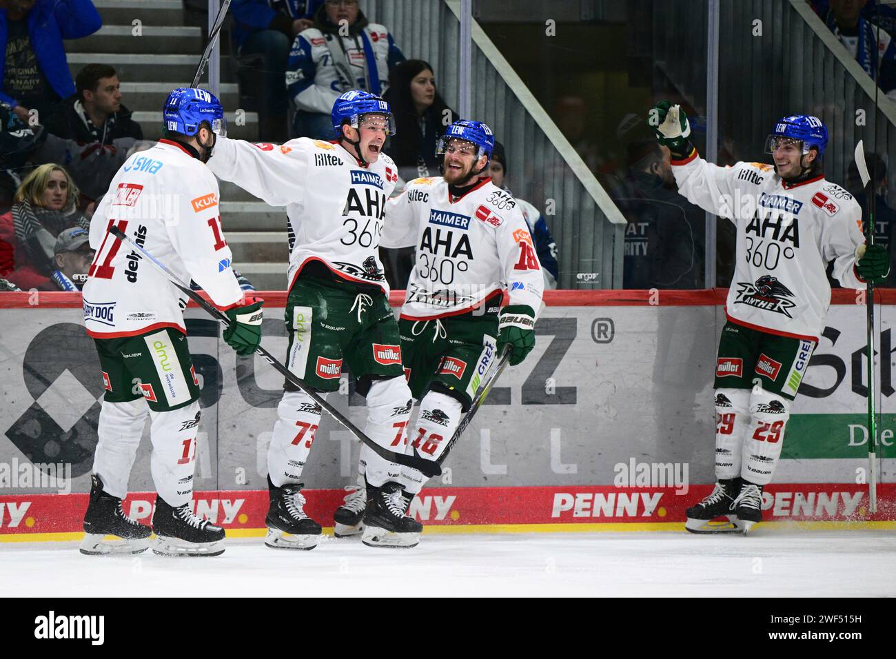 Schwenningen, Deutschland. Januar 2024. Jubel bei (v.l.n.r.) Mick Koehler (Augsburger Panther #11) Matt Puempel (Augsburger Panther #73) Zack Mitchell (Augsburger Panther #18) Schwenninger Wild Wings gegen Augsburger Panther, Eishockey, DEL, 42. Spieltag, Saison 2023/2024, 28.01.2024 Foto: Eibner-Pressefoto/Sven Laegler Credit: dpa/Alamy Live News Stockfoto