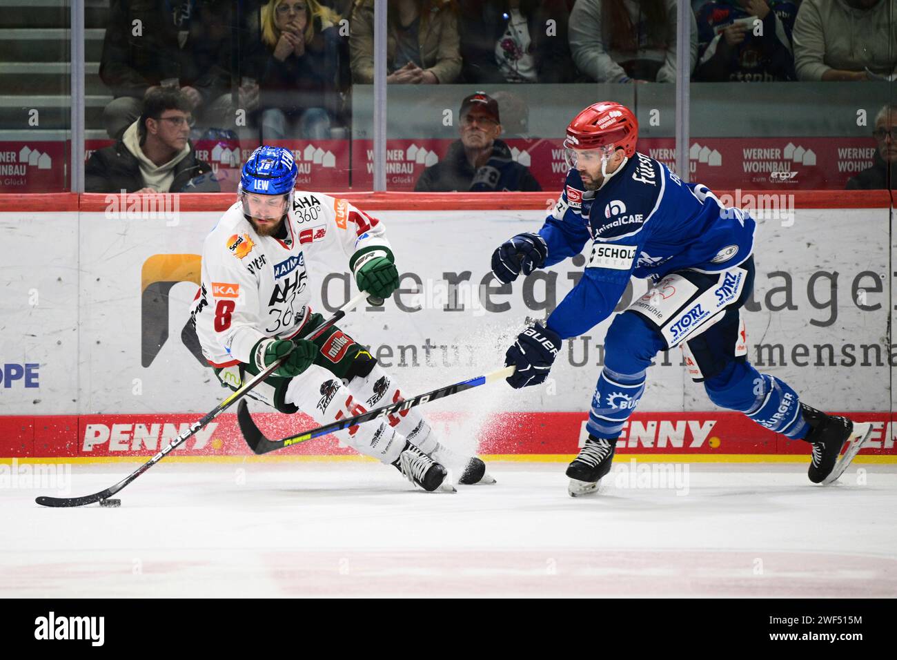 Schwenningen, Deutschland. Januar 2024. (v.l.n.r.) Zack Mitchell (Augsburger Panther #18) Daryl Boyle (Schwenninger Wild Wings #6) Schwenninger Wild Wings gegen Augsburger Panther, Eishockey, DEL, 42. Spieltag, Saison 2023/2024, 28.01.2024 Foto: Eibner-Pressefoto/Sven Laegler Credit: dpa/Alamy Live News Stockfoto